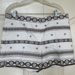 NWT White House Black Market The 5” Short Embroidered